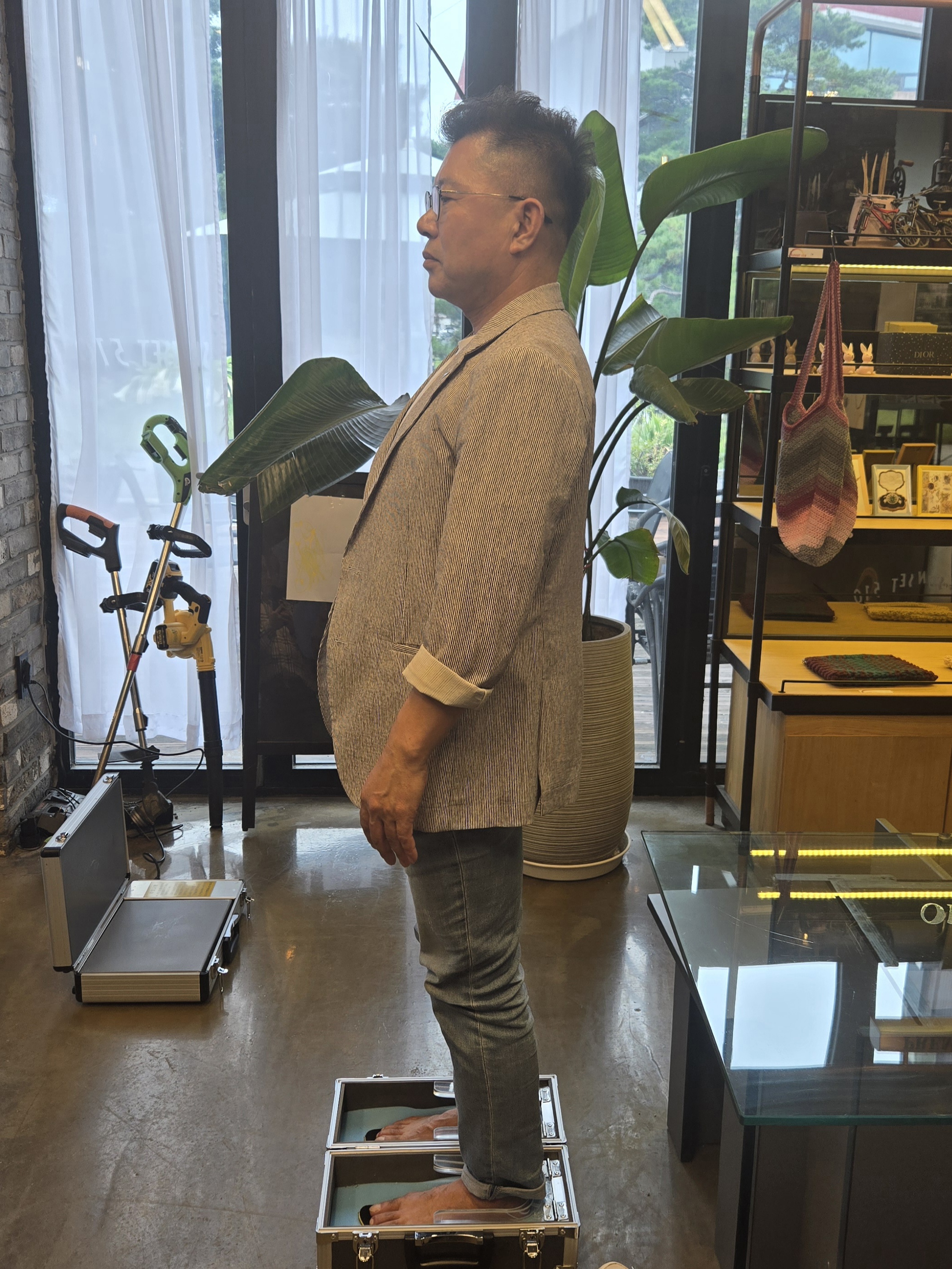 체형 분석 - 실제 고객 측정 장면